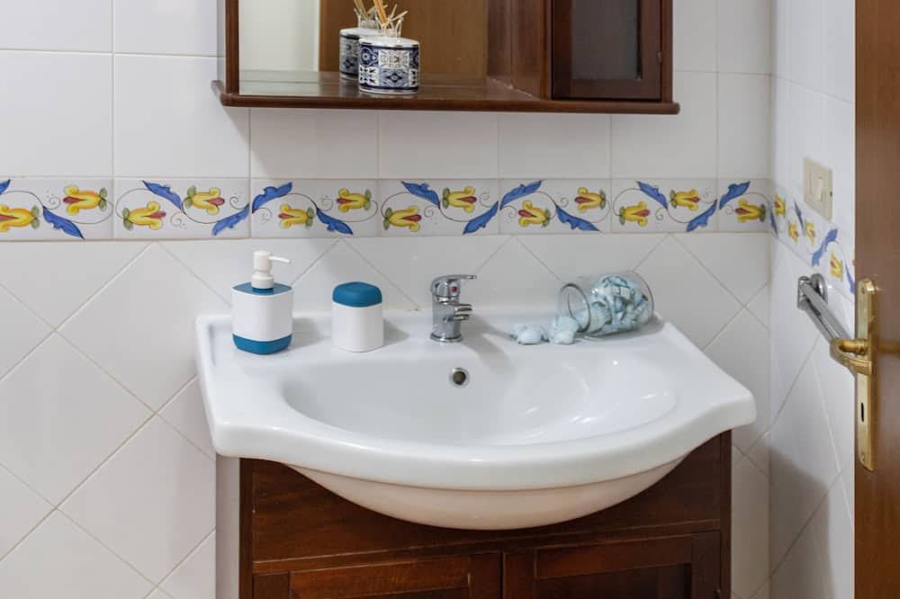 Ganze Wohnung, Selinunte Apt: Mediterranean-style in the center of Favignana, 300m from Sea in Favignana Stadt, Favignana
