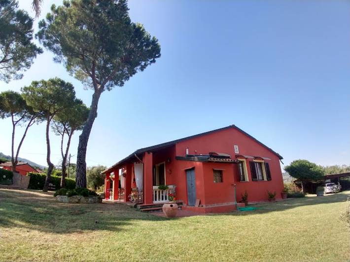 Geheel appartement, Appartement 'Petit Verdot' met gedeeld zwembad, privéterras en gezamenlijke tuin in Suvereto, Etruskische kust