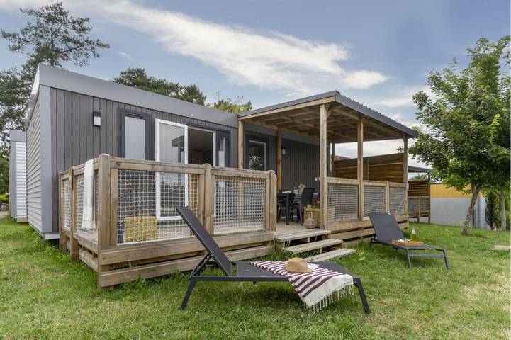 Mobil home pour 6 personnes, avec piscine et jardin, adapté aux familles dans Boulazac Isle Manoire