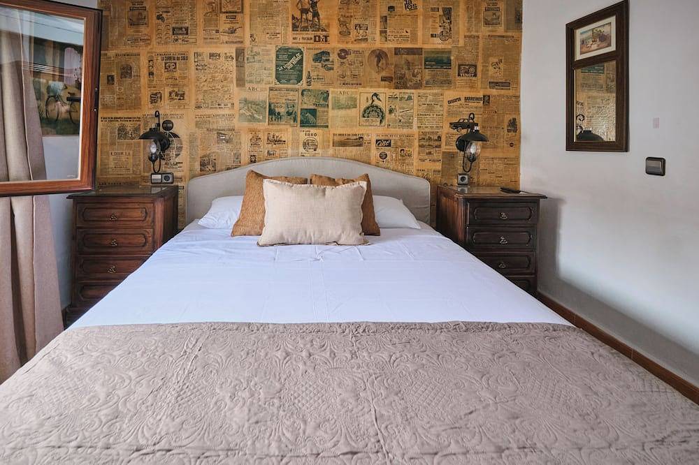 La Resinera Luxury Bedroom, the newspaper room. in Arenas del Rey, Cordillera Penibética