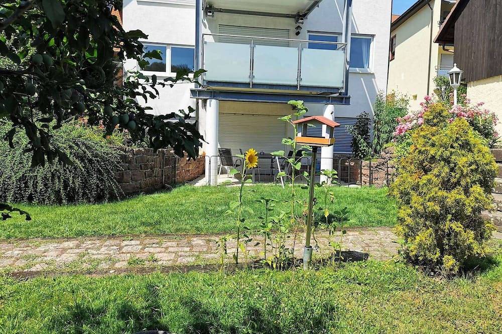 Ganze Wohnung, 2-Zkb Whirlpool Dusch-Wc 75\" Sat-Tv Prime Küche Terrasse Stellplatz für 4+2 Gäste in Waldbronn, Nordschwarzwald
