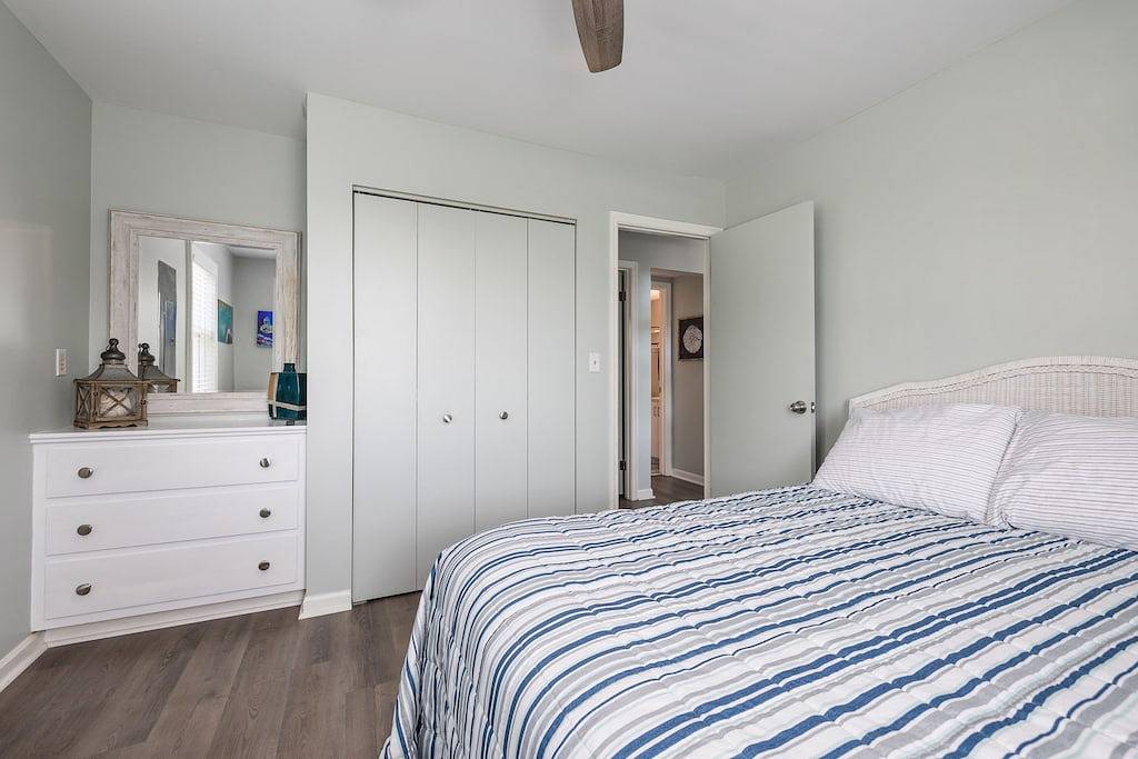 Ocean View House, Steps to Beach, Pet Friendly, Linens & Beach Gear Provided in Surf City, Topsail Island