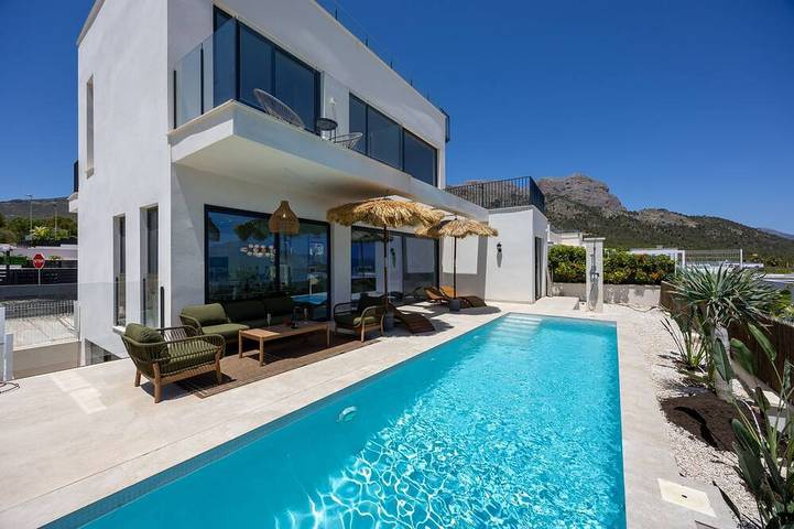 Villa for 8 people, with pool and garden - 1