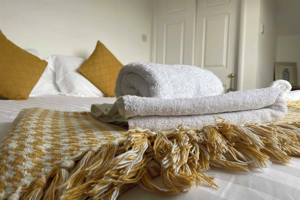 Pet friendly lakeside cottage with private hot tub, onsite golf course & cafe in Bedford