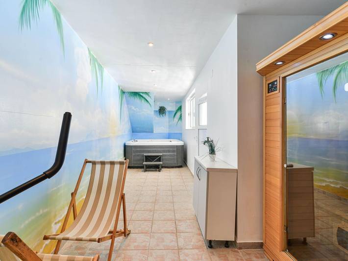 Ferienhaus für 12 Personen, mit Balkon und Pool sowie Sauna und Whirlpool, kinderfreundlich in Bibinje - 2