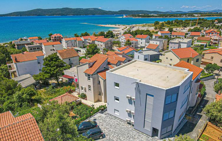Ferienwohnung für 4 Personen, mit Terrasse und Garten in Sibenik - 2