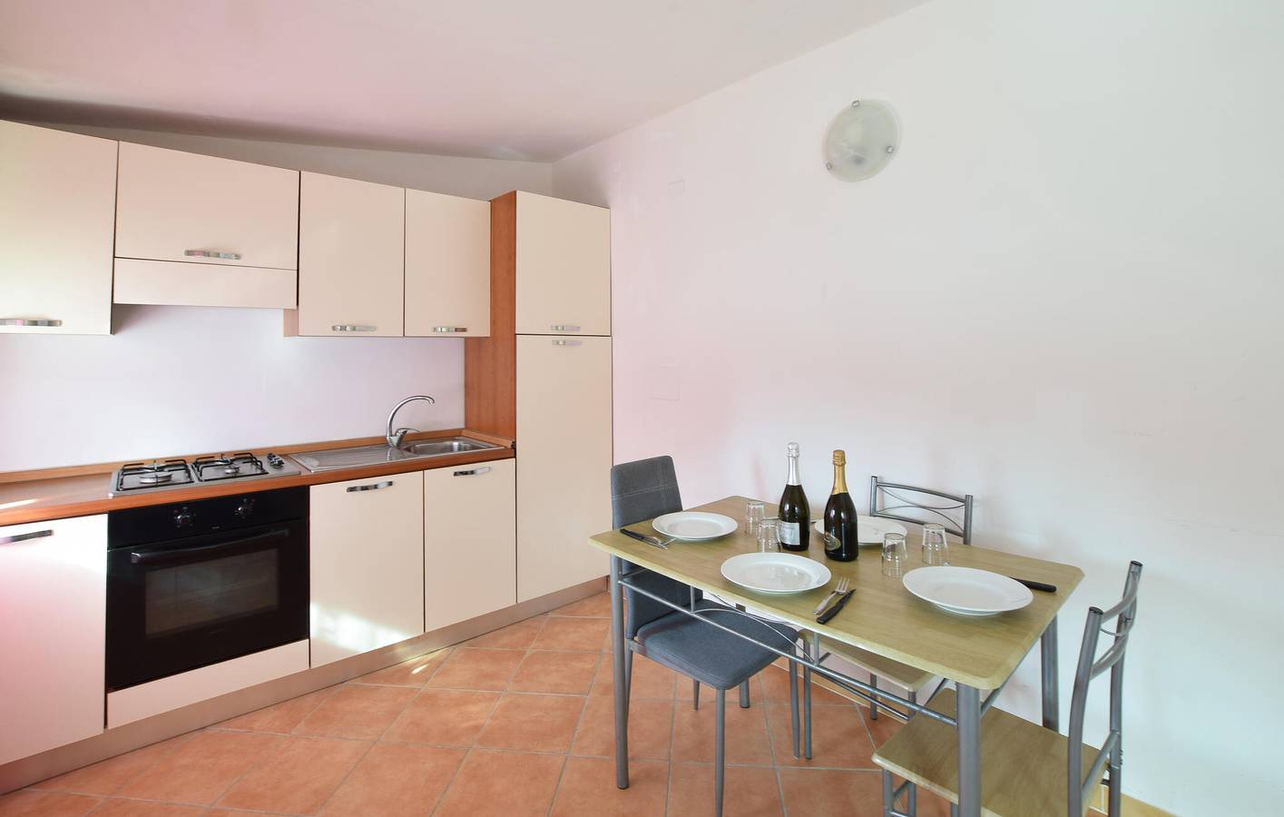 Ganze Ferienwohnung, Luxuriöses Apartment am Strand mit Pool und Parkplatz in Palmi, Reggio Calabria Provinz