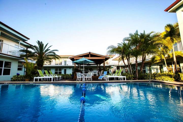 Hotel para 4 personas, con vistas además de jardín y piscina - 1