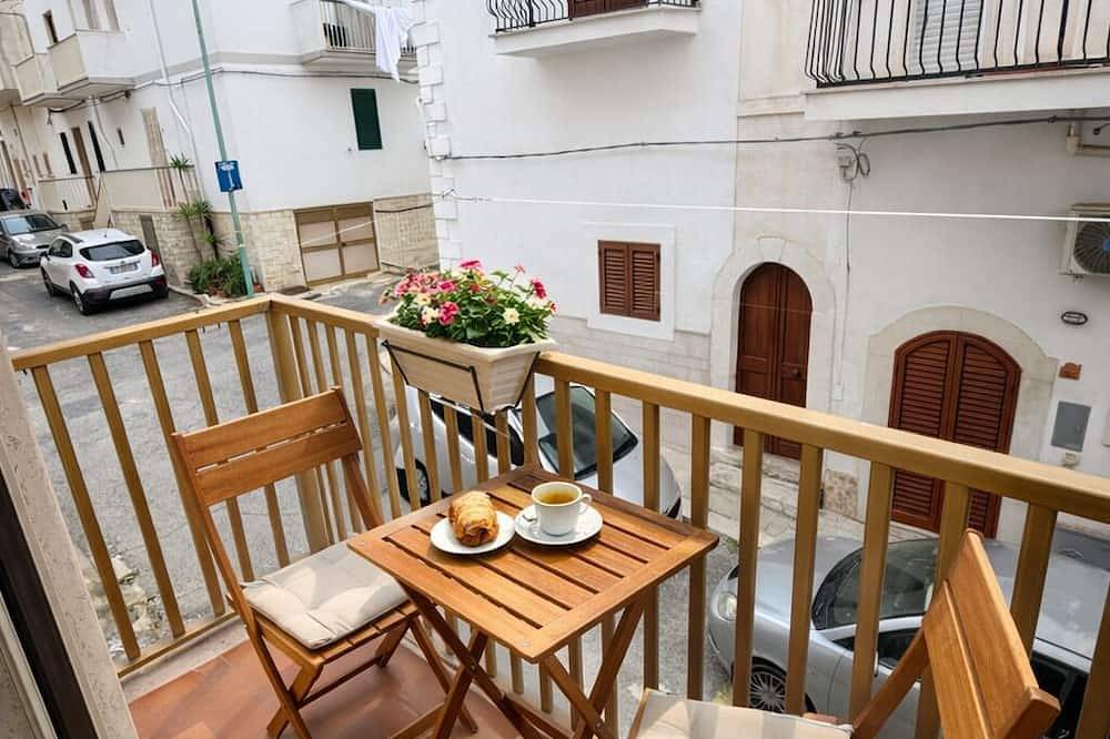Entire apartment, Large studio apartment in the center and not far from the sea in Peschici, Peschici region
