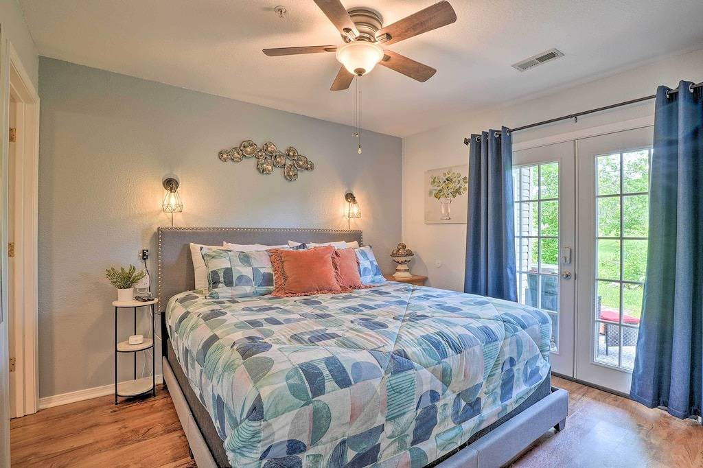 Ganze Wohnung, Sun-Soaked Lake Taneycomo Condo w/ Furnished Patio in Table Rock Lake