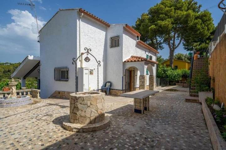 Ferienhaus für 7 Personen, mit Terrasse und Garten sowie Pool und Ausblick