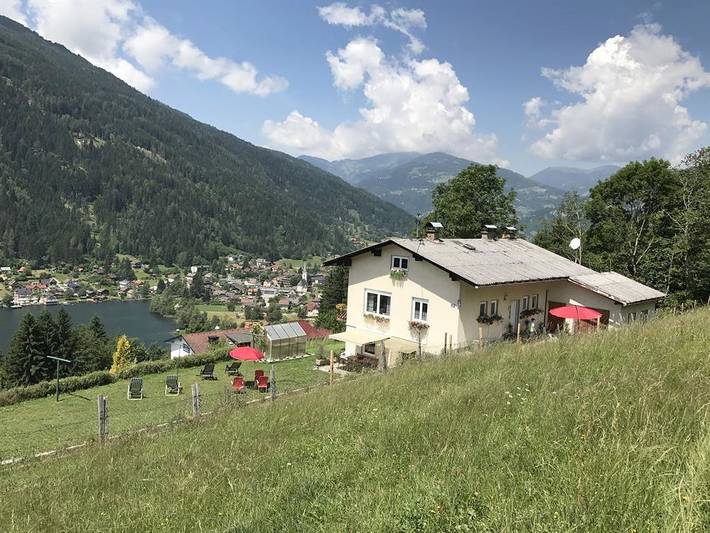 Ferienwohnung für 4 Personen, mit Terrasse und Garten sowie Seeblick und Ausblick in Feld am See