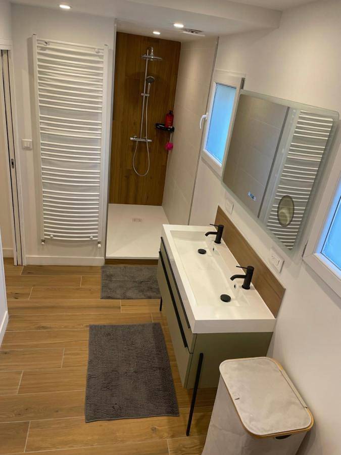Appartement de vacances entier, Double Room with Private Bathroom in Genas, Lyon et ses environs