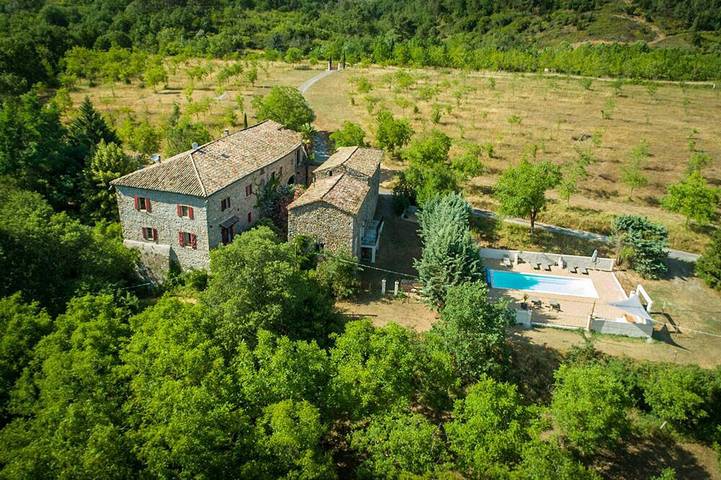 Gîte pour 6 personnes, avec jardin et piscine à Meyrannes