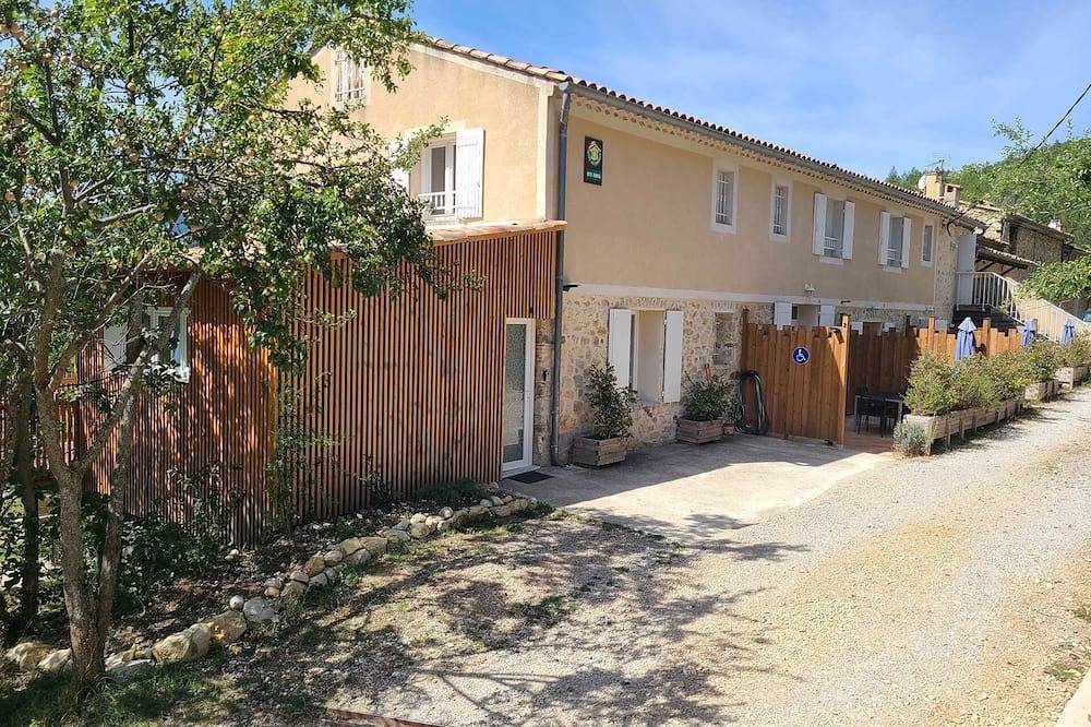 Entire apartment, Gîte 4 of 95 square meters, 4 bedrooms, sleeps 8 near Montbrun Les Bains in Montbrun-les-Bains, Nyons region