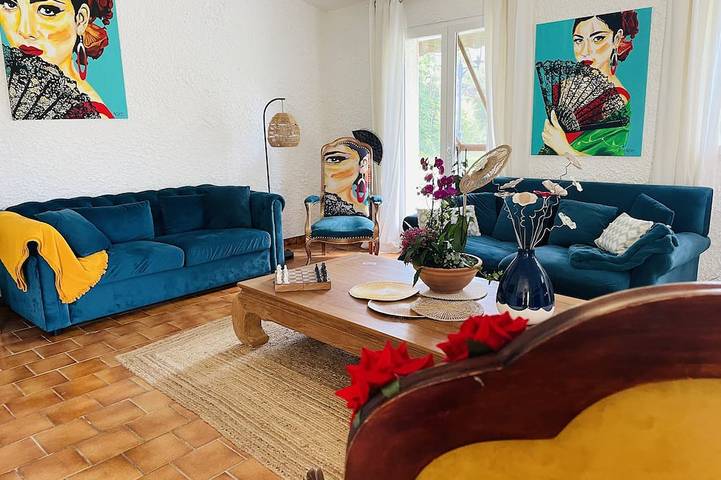 Gîte pour 8 personnes, avec Jacuzzi et Terrasse ainsi que Jardin et Piscine