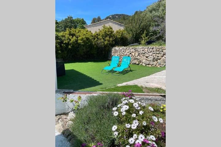 Location de vacances pour 4 personnes, avec Terrasse ainsi que Jardin et Vue à Le Revest-les-Eaux - 4