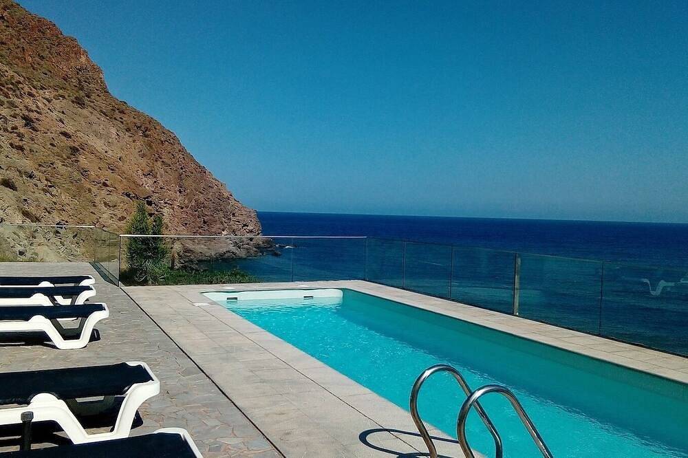 Apartamento entero, Estudio primera linea de playa con piscina y a/c in Carboneras, Costa de Almería