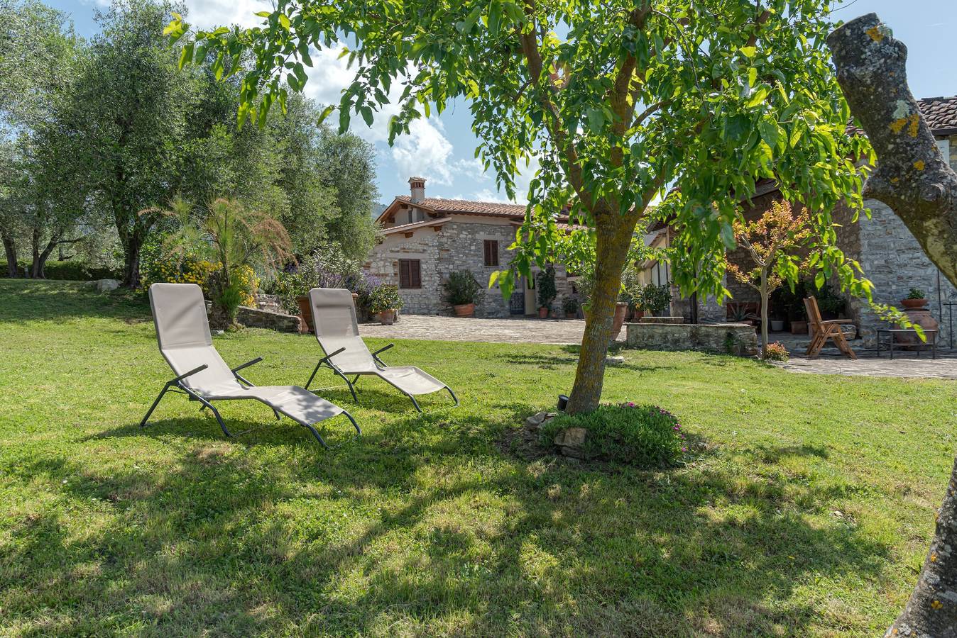 Entire apartment, Apartment 'Fienile' with Private Terrace, Wi-Fi and Air Conditioning in Pelago, Valdarno