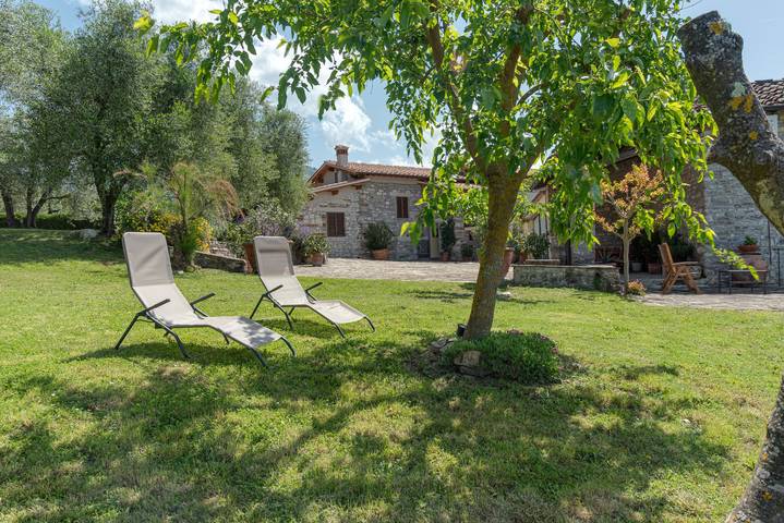 Appartamento intero, Appartamento 'Fienile' con terrazza privata, Wi-Fi e aria condizionata in Pelago, Valdarno
