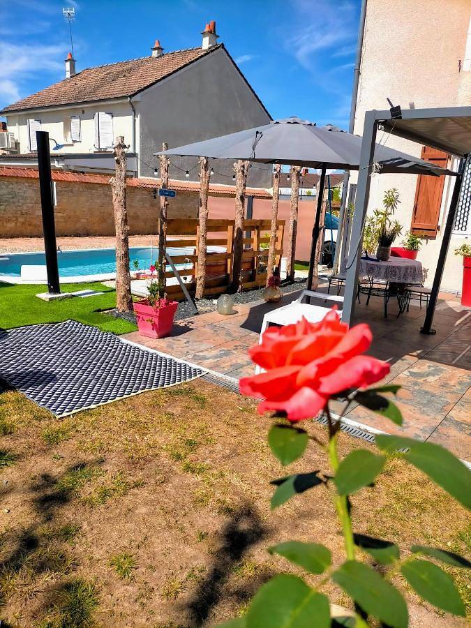 Chambre d’hôte pour 5 personnes, avec vue ainsi que piscine et jardin à Sancoins