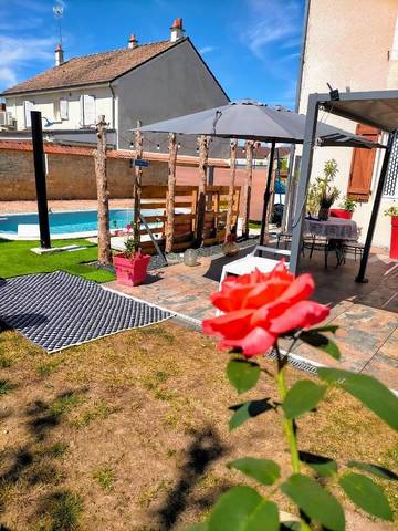 Cottage pour 5 personnes, avec piscine ainsi que vue et jardin à Sancoins