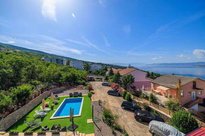 Ferienwohnung für 4 Personen, mit Balkon und Garten sowie Pool