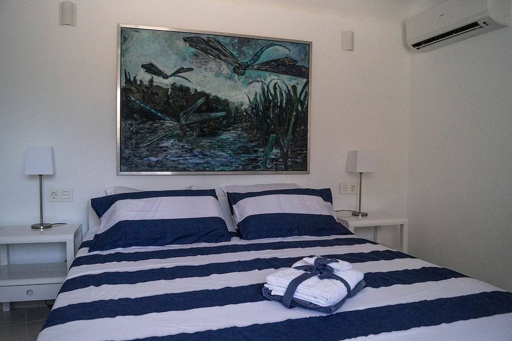 Una casa contemporánea al borde del mar en Bahia Dorada, Estepona in Estepona Old Town, Estepona