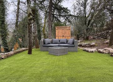 Gîte pour 6 personnes, avec jacuzzi et terrasse ainsi que jardin et piscine, animaux acceptés à Labeaume