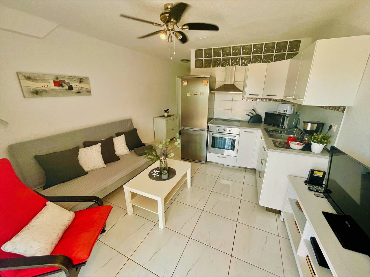 Geheel appartement, Vakantieappartement 'Los Geranios 304' met Gedeeld Zwembad, Privéterras en Wi-Fi in Playa Puerto Colón, Adeje