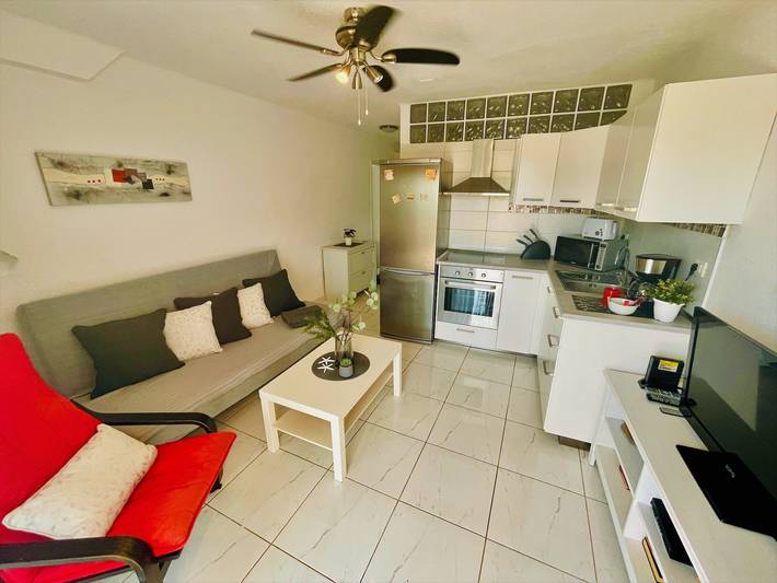 Apartamento entero, Apartamento Vacacional 'Los Geranios 304' con Piscina Compartida, Terraza Privada y Wi-Fi in Playa Puerto Colón, Adeje
