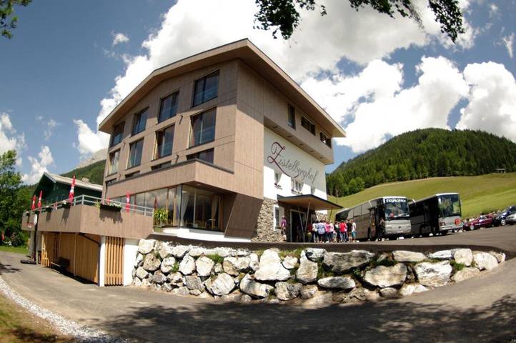 Hotel voor 5 personen, with Whirlpool and Terras as well as Tuin and Sauna in Werfenweng