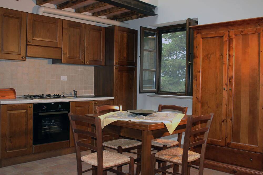 Lovely apartment for 5 guests with A/C, pool, Tv and panoramic view in Campiglia Marittima, Etruscan Coast