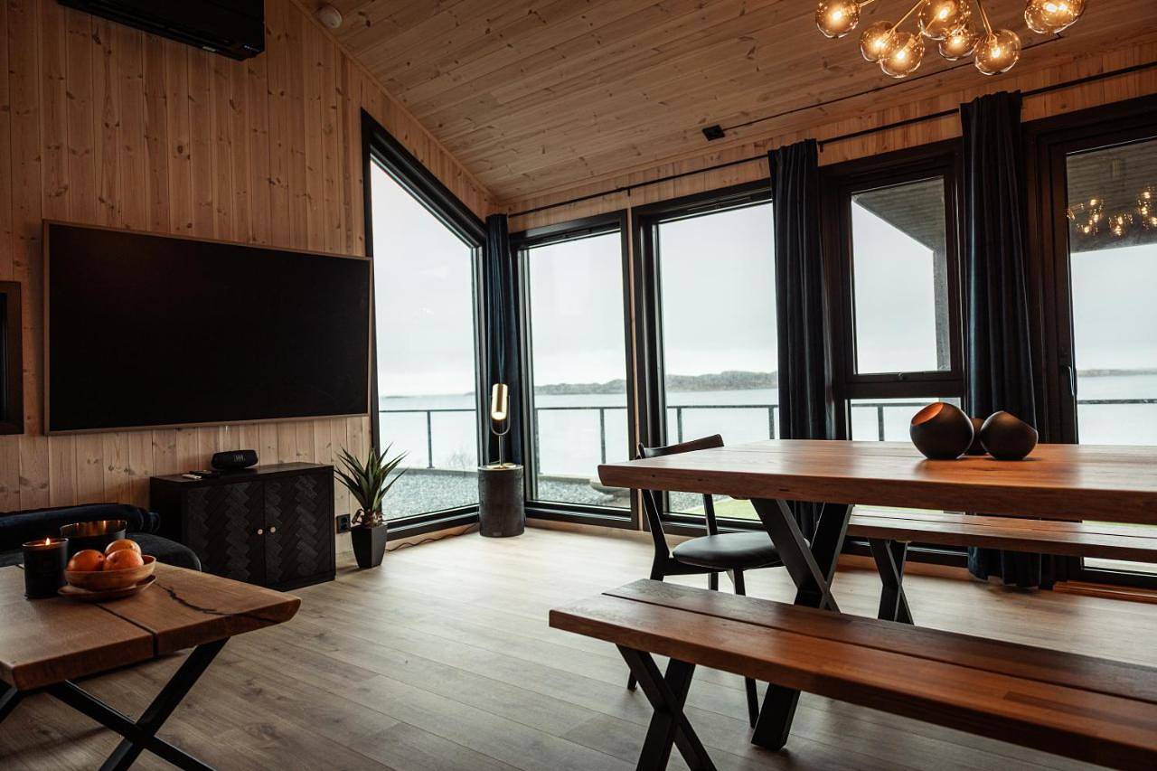 Sunset Island Retreat, Ocean Cabin with Hot Tub in Atløyna, Askvoll