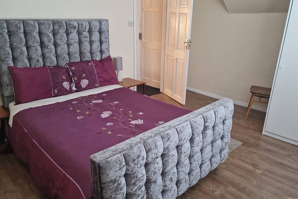 Beachside Family Home Sleeps 8 with Parking in Herne Bay, Kent