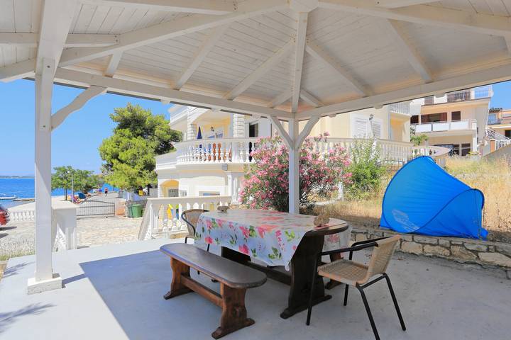 Ganze Wohnung, 1-Zimmer-Ferienwohnung am Strand Brodarica, Sibenik A-15270-a in Spongiola, Brodarica