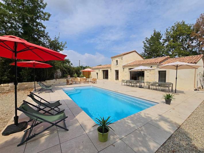 Location de vacances pour 18 personnes, avec Jacuzzi et Terrasse ainsi que Jardin et Piscine à Valeyrac