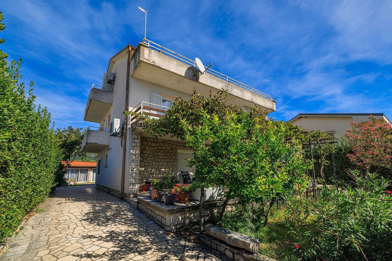 Ganze Wohnung, Beschauliches Apartment nur 300 Meter zum Strand mit Garten und Grill in Plaža Bribirska obala, Novi Vinodolski