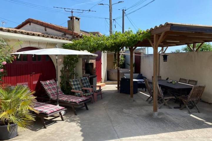 Ferienwohnung für 6 Personen, mit Terrasse und Garten in Arles
