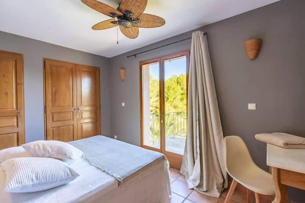 Grande Villa sur la Presqu'ile de Giens Avec Belle vue mer - 15 Couchages in La Madrague, Hyeres