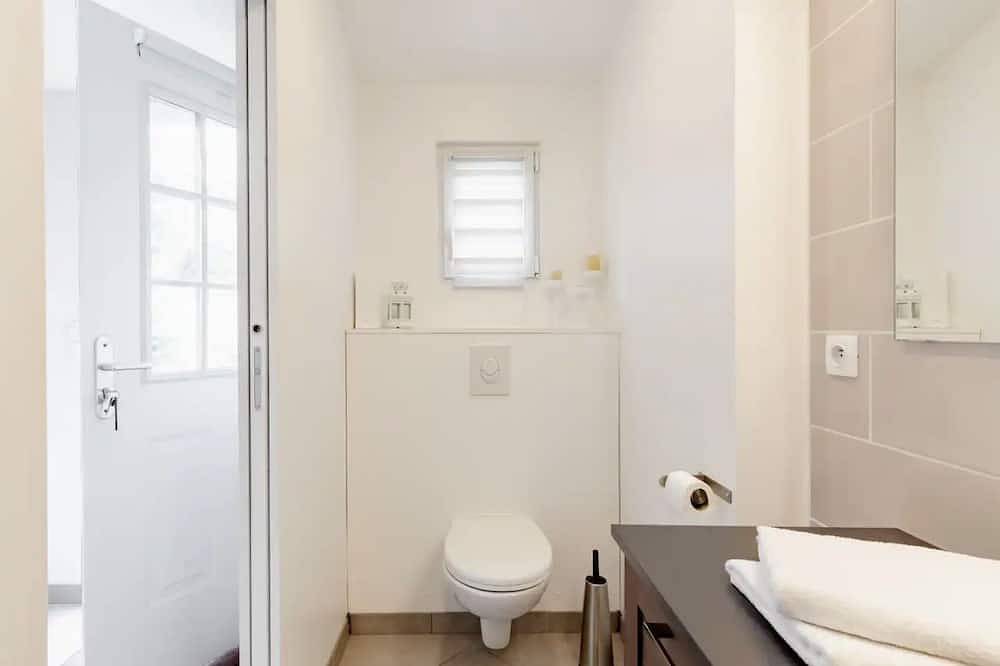 Apartamento entero, Independent studio with Jacuzzi in Sartrouville, Yvelines