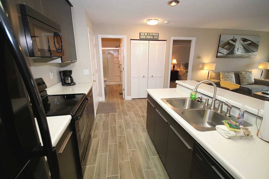 Ganze Wohnung, Alles Neu! Renoviert 2018, komplett neue Küche, Bad, Böden, Möbel und mehr! in Osage Beach, Lake of the Ozarks