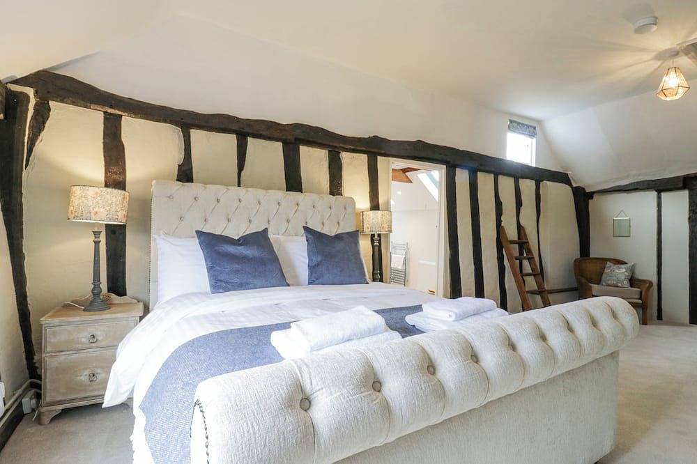 Knights Farm, pet friendly, character holiday cottage in Harkstead in Suffolk