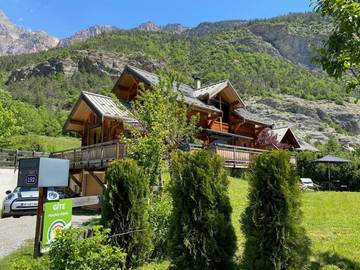 Gîte pour 9 personnes, avec jardin et terrasse à Les Vigneaux