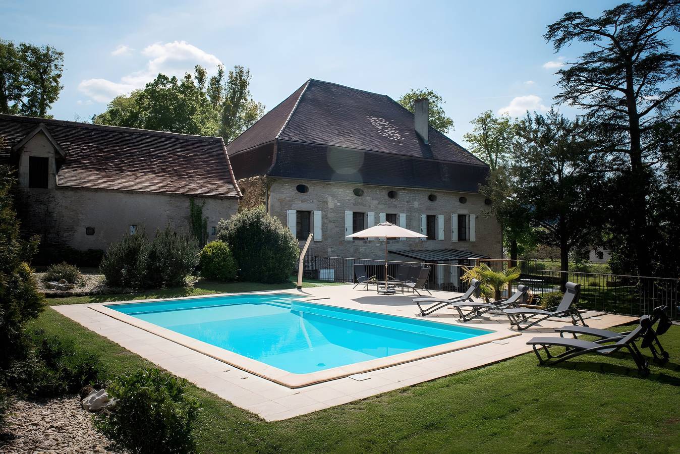 Grand Gîte de Charme La Rivière, Piscine Chauffée, 15 Personnes in Calvignac, Parc Naturel Régional des Causses du Quercy