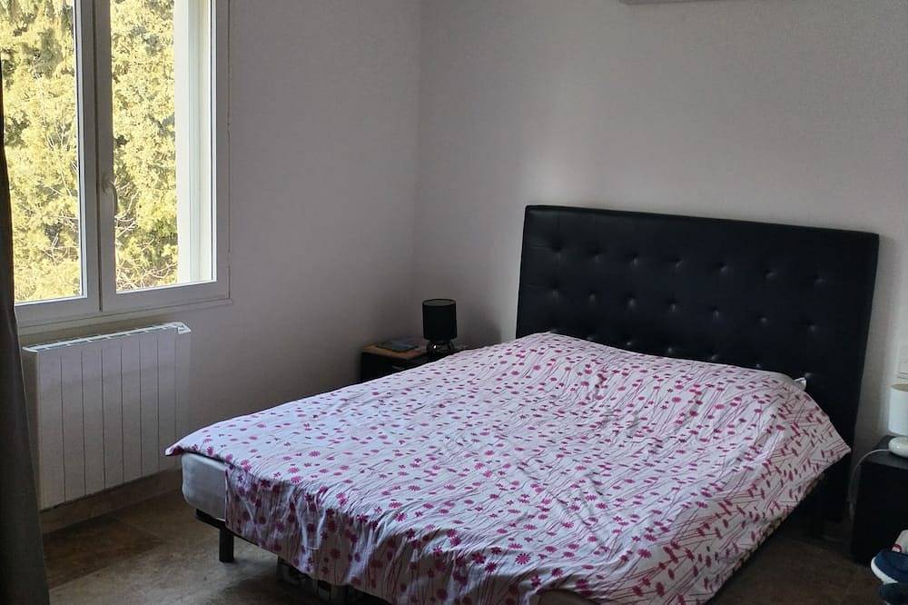 Close to St Rémy de Provence, surrounded by pine and olive trees. in Eyragues, Arles und Umgebung