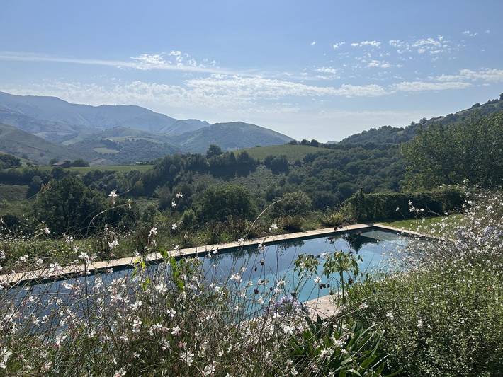 Location de vacances pour 6 personnes, avec jardin et piscine au Pays basque