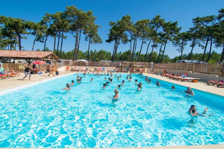 Camping pour 6 personnes, avec bassin pour enfant et jacuzzi ainsi que piscine et terrasse, animaux acceptés