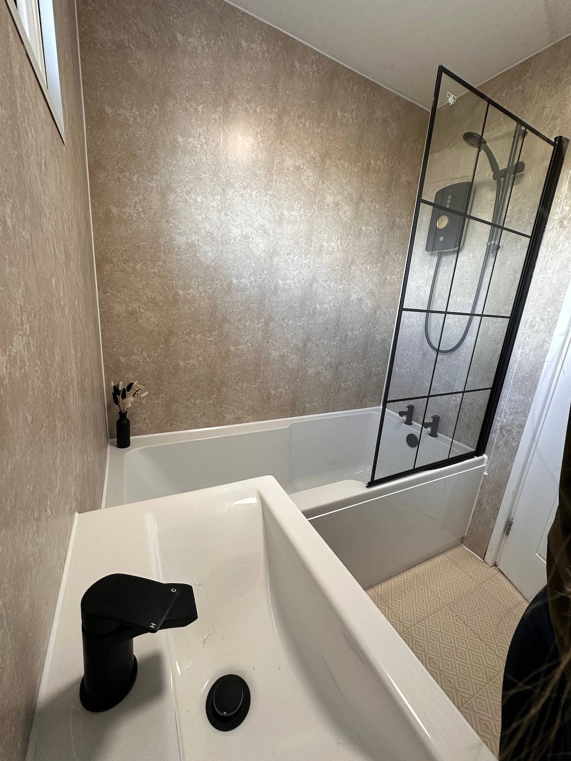 2 Bed House - Sleeps 4 - Parking - Wifi in Stafford, Staffordshire