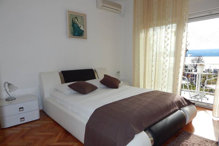 Ganze Wohnung, 2-Zimmer-Ferienwohnung mit Balkon und Meerblick Duce, Omis A-946-b in Dugi Rat, Omis-Riviera